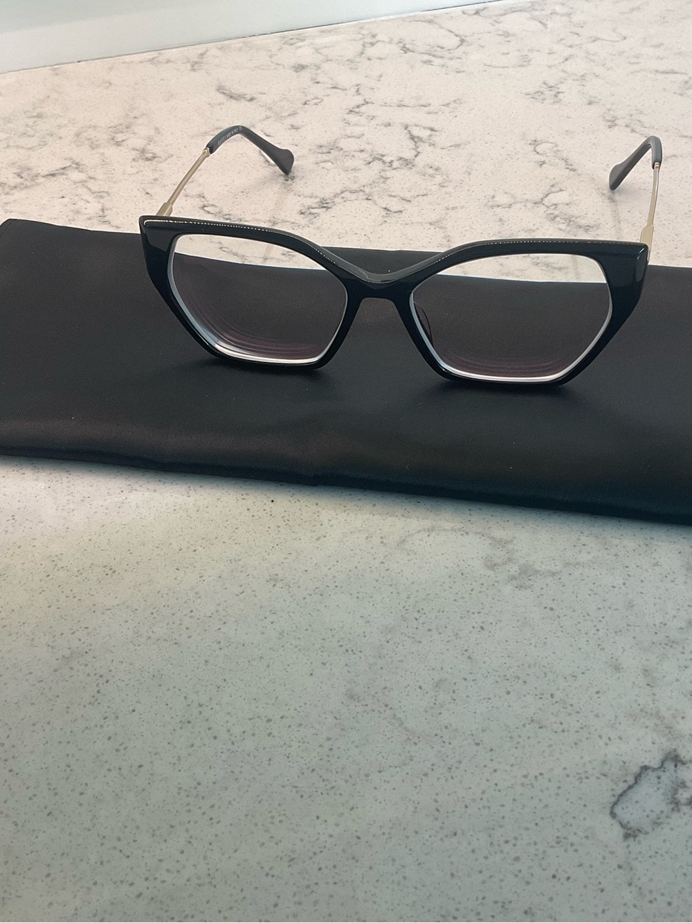 Gucci Squared Cat-Eye Shape Glasses